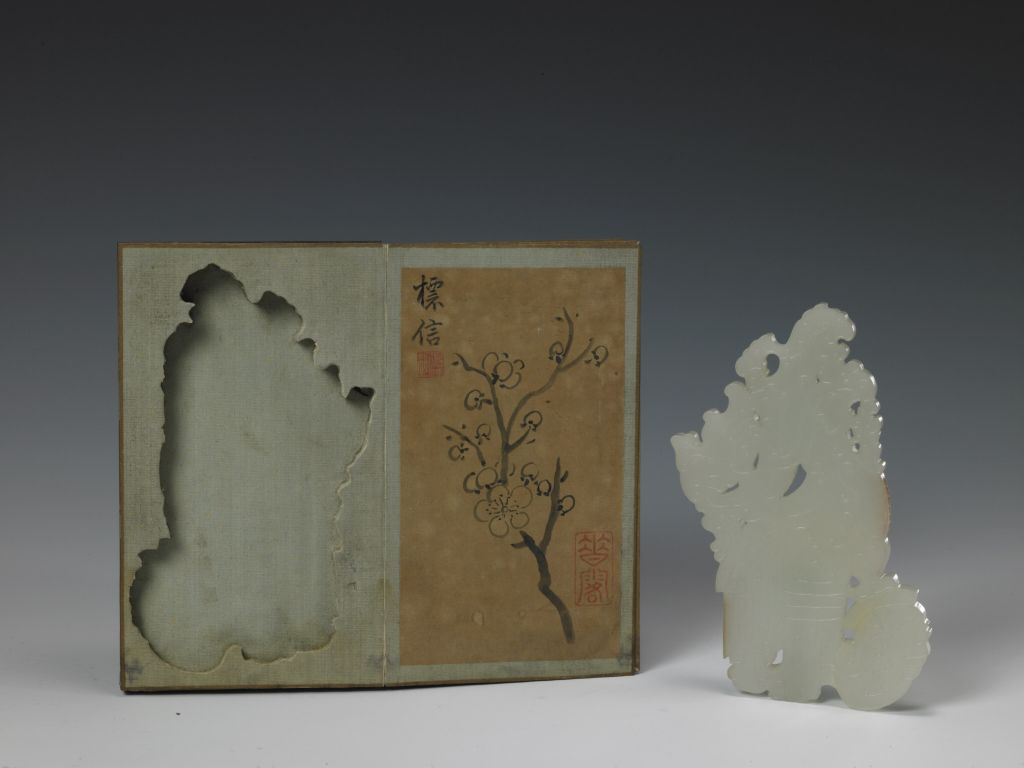 白玉鹰攫人首佩与佩匣内绘画